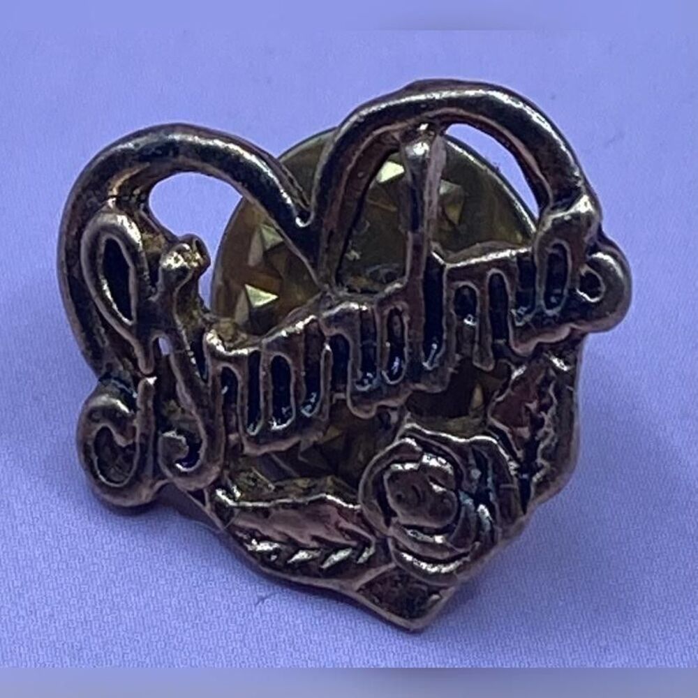 Grandma Heart Rose Lapel Pin Gold Tone Brooch Script Lettering Gift 1/2”